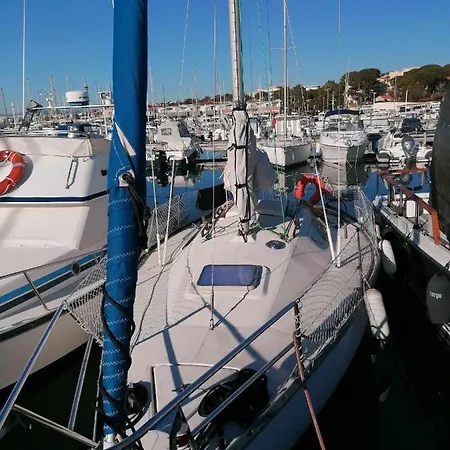Voilier De Charme A Quai
