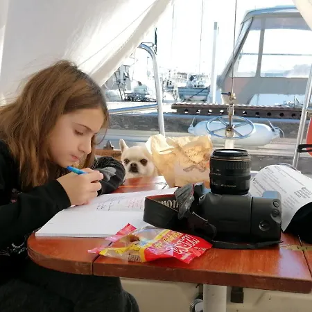 Voilier De Charme A Quai