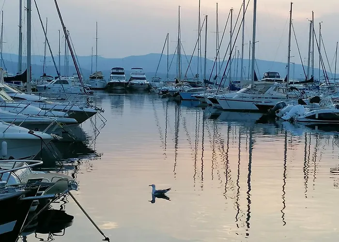 Voilier De Charme A Quai