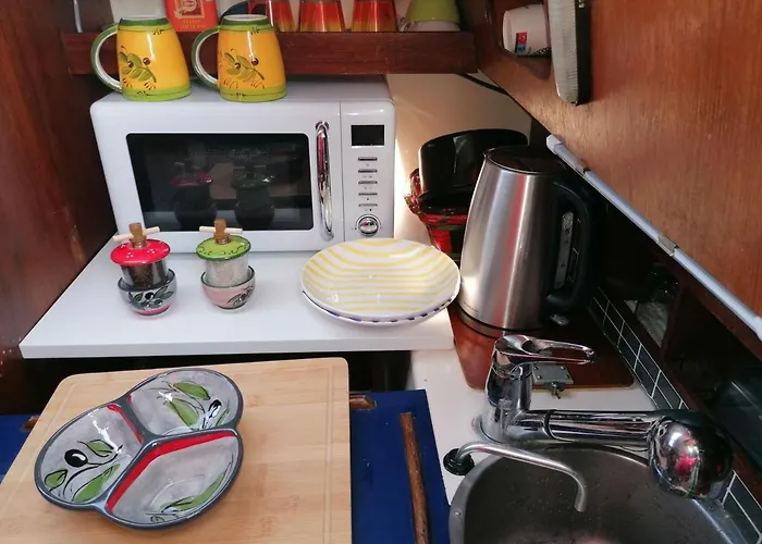 Voilier De Charme A Quai