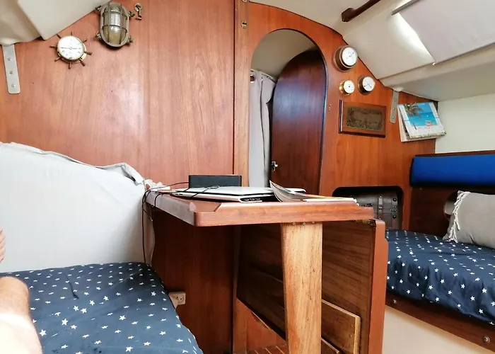 Voilier De Charme A Quai *