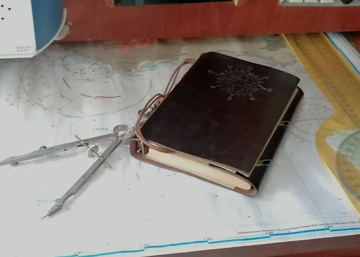 Voilier De Charme A Quai Botel Saint-Raphaël