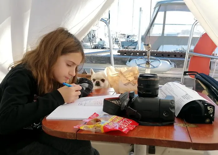 Voilier De Charme A Quai