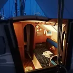 Voilier De Charme A Quai