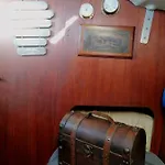 Voilier De Charme A Quai Botel *