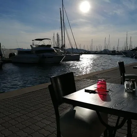 Botel Voilier De Charme A Quai Saint-Raphael (Var)