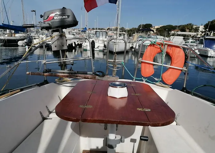 Voilier De Charme à Quai Botel Saint-Raphaël