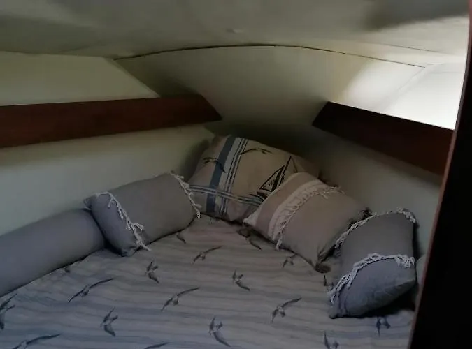 Voilier De Charme à Quai