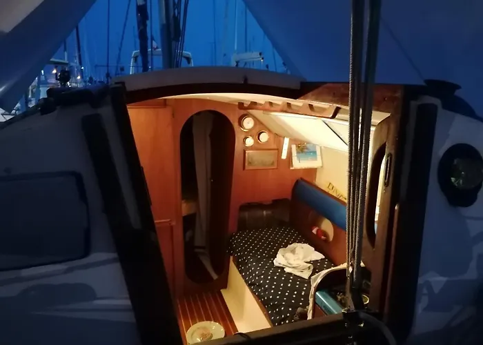 Voilier De Charme à Quai