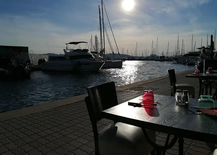 Botel Voilier De Charme à Quai Saint-Raphaël