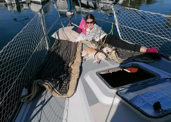 Botel Voilier De Charme à Quai
