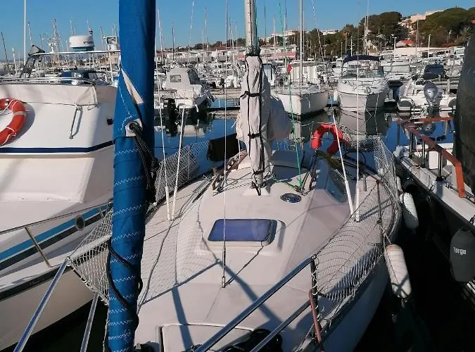 Voilier De Charme à Quai