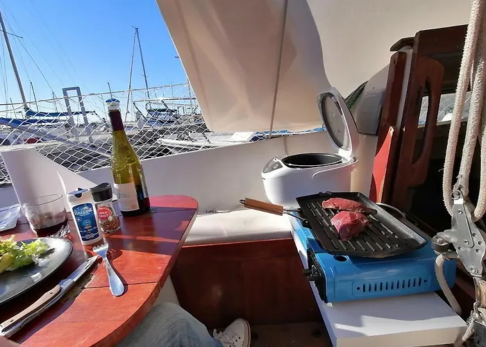 Voilier De Charme à Quai Botel Saint-Raphaël